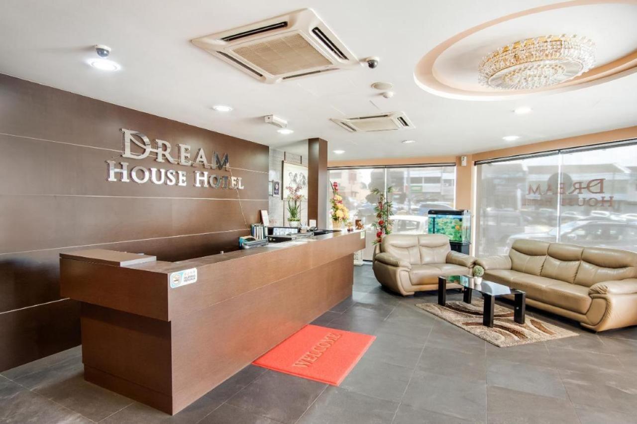 Dream House Hotel Skudai Exterior photo